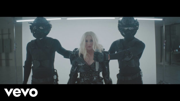 Christina Aguilera – Fall In Line ft. Demi Lovato